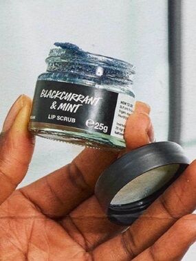 LUSH CLUB EARLY ACCESS HALLOWEEN EXCLUSIVE BLK CURRANT & MINT LIP SCRUB